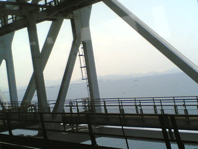 瀬戸大橋を渡っています